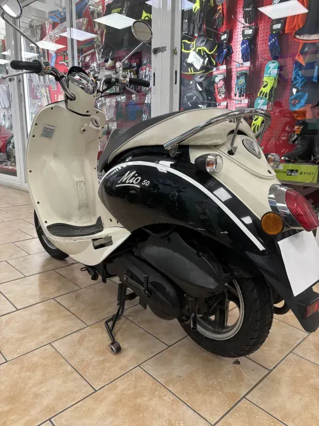 SYM MIO 50CM3 NOIR & BLANC (1)